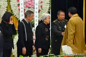 2016年，在粟裕夫人楚青的遗体告别仪式上，粟戎生一句话让人泪目图片