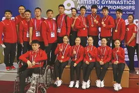 恭喜！中国体操队包揽全部4金：00后男子全能冠军坐轮椅颁奖图片