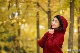 女人上了年纪，建议用这5个姿势拍照片，优雅自然有品味图片