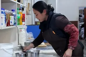 安徽90后女子被称为“扶弟魔天花板”：卖饼12年给弟弟买房买车，别人不理解没关系图片