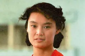 红极一时的周晓兰：丈夫是男排名将，后辞官赴美，现状如何？图片