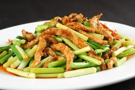 炒瘦肉直接下锅，难怪又硬又柴，炒前多加1步，香软滑嫩还不腥图片