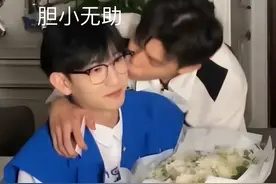 21岁男星直播出柜！与知名网红大秀恩爱，搂脖子献吻满脸娇羞图片