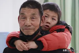 男孩出生患多种疾病，妈妈把他丢弃后离开，爷爷：希望他平安长大图片