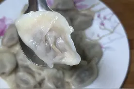 香菇猪肉馅水饺这样做太好吃了，薄皮大馅，馅料鲜嫩多汁，真过瘾图片