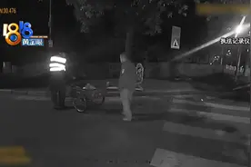 一碗热汤面 老人拿出柚子图片
