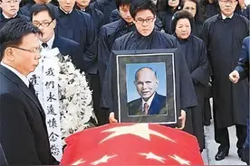霍英东葬礼：霍启刚手捧遗像，何鸿燊和李嘉诚扶灵，待遇堪比国葬图片