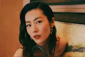戴牙套是双刃剑：毛不易拯救一口烂牙，刘雯、肖战却变难看了图片