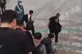 男子穿短袖凉拖落地郑州被冻懵图片