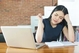为什么有的人怎么睡都睡不饱？提醒：或许是这3个问题造成的图片
