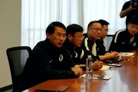 大连人召开球迷恳谈会，桂冰直面曼佐基转会“疑团”图片