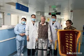 岳阳市四人民医院：股骨颈骨折拒绝“躺平”，九旬老人成功换髋图片