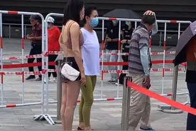 广东：核酸检测现场，一女子穿着暴露引发网友热议：秀错地方了图片