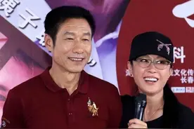 瞒着父母偷偷嫁给刘佩琦,婚后在9平米小屋里产子的她,还好吗?图片