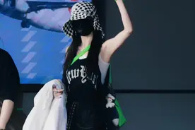没想到今夏，杨幂又把“背带裤”穿火了！配吊带洋气、配T恤减龄图片