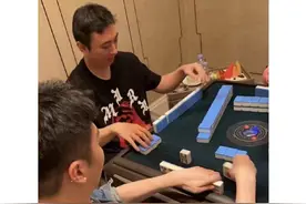 王思聪携女友慎婕出游！被拍深夜玩麻将，疑似一晚流水超千万上下图片