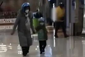 妈妈带孩子送外卖，因孩贪玩被怒吼！网友：吼的不是孩子，是生活图片