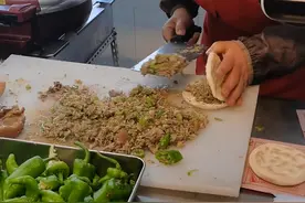 肉夹馍天花板！山东一高校学生买肉夹馍被震惊：肉像不要钱一样图片