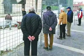 为什么很多老人都喜欢双手背在后面，年轻人却很少见？原因来了图片