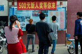 打工人的寒冬，“工价”下降厂难进，农民工回村能干啥？3个选择图片