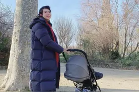 郎朗带娃埃菲尔铁塔遛弯，头发凌乱好臃肿，吉娜巴掌腰太迷人图片