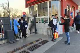 疫情未却少年志 重返校园发奋时——太原市高三学生以自愿为原则返校 实行全封闭管理图片