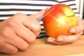 你吃苹果削皮吗图片