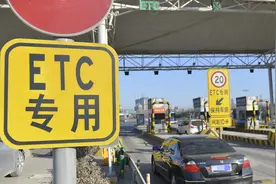 高速上误入ETC通道，能倒车出来吗？交警：最后说一次，其实可以图片