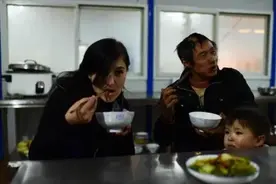 2019年，45岁农民工娶24岁外国美女，如今一家三口住工地却很幸福图片