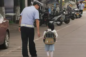 为了哥哥姐姐们的中考 警察叔叔送我上幼儿园图片