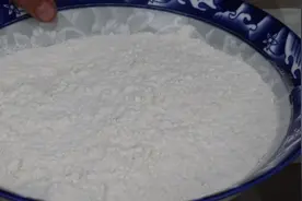 发面快速有诀窍，最忌只加酵母和白糖，教你一招，10分钟全发好图片