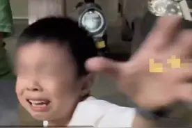 小男孩生气将爸爸的iPhone14ProMax手机摔地上，屏幕粉碎，网友吵翻图片