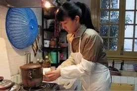 现在老年人为什么都流行雇保姆呢？一位保姆说出了实情图片