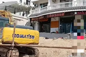 三亚一挖掘机作业致四层小楼楼体倾斜？ 住建局：化粪池漏水致门前平台塌陷，楼体未偏位图片