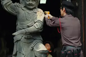 世界最大金佛：被当泥像遗弃200年，工人搬运时摔了一下露出金身图片