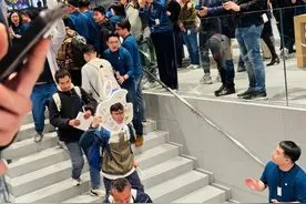 苹果上海静安店正式开业 库克为首批顾客送上开业礼图片