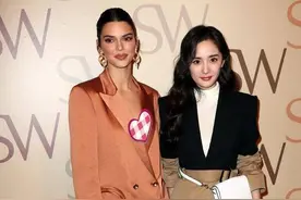 回顾 詹娜近乎赤身，仅用2朵小红花遮胸，A4腰身材傲人图片