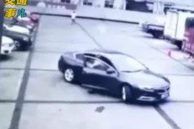 #看动图得警示#站在车辆行驶轨迹上指挥倒车到底多危险！图片