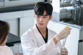 我的主治医师竟是前男友，当我躺下来检查时，他果然不受控制图片