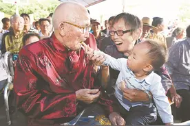 山东老人100岁大寿，儿孙要跪拜祝寿，被老人拦住：我先拜我爹娘图片