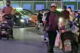 小贩街边卖氢气球，工作人员硬核提醒：会炸伤孩子图片
