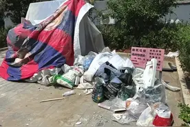 砂石厂小区建筑垃圾成堆，长时间无人清理图片