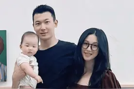 朱珠老公凌晨晒娃，宝宝双眼皮“消失”，甜美笑容像妈妈图片
