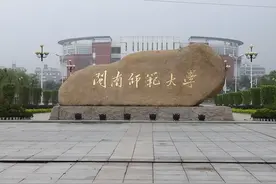 “封不住了”，福建某大学女生夜晚起舞，舞姿优美引无数男生观望图片