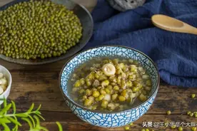 天气热，在家熬绿豆汤，记住“3放3不放”，汤汁碧绿，软烂开花图片