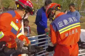 又卡了！湖北宜昌一女孩腿卡椅子缝图片