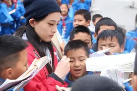 毛阿敏19岁女儿是熟悉的她！冲锋衣配线帽清丽可人，侧颜神似袁泉图片