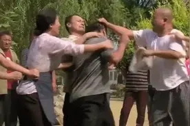 乡村故事：风流村长之村长挨打图片
