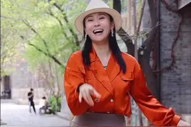 苗圃真大方！街头穿衬衫配包臀裙跳舞秀身材，身段玲珑让人看心动图片