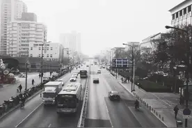 十年后偶遇曾经暗恋的女孩图片